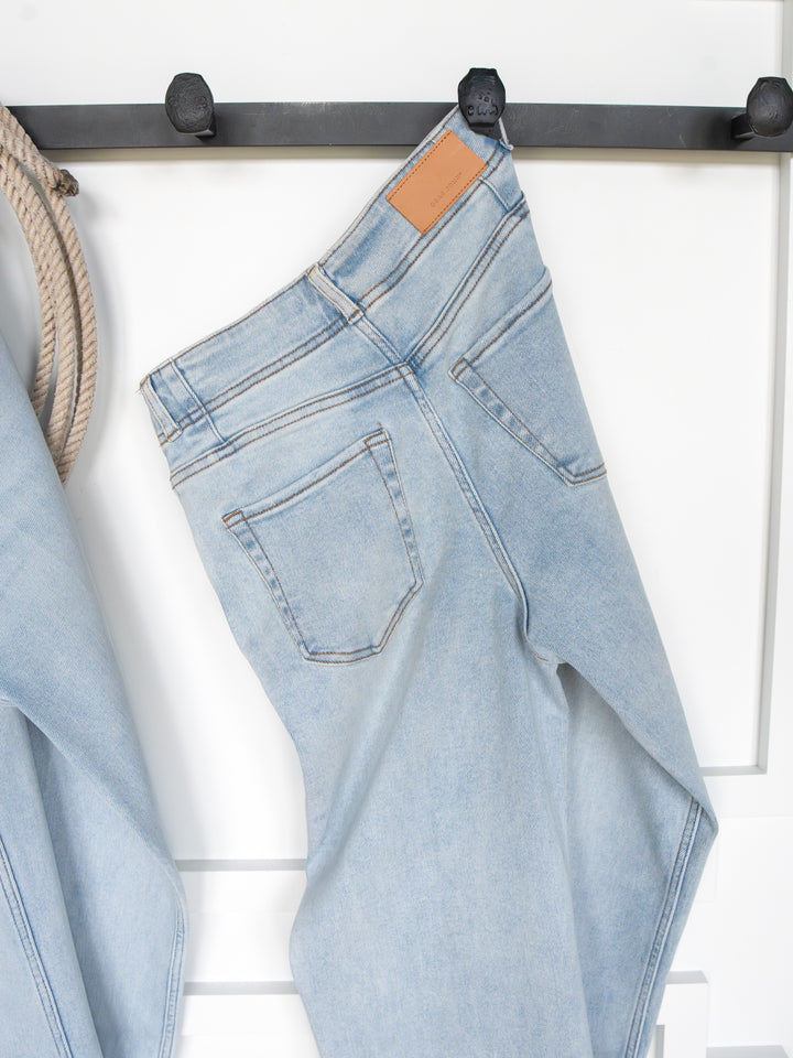 Dillyn High Rise Slim Wide Leg Jean
