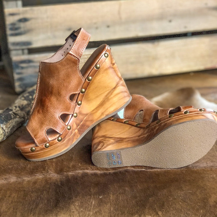 Savannah Sevens western life&style The Pate (8.5) tan dip dye leather peep-toe wedge sandals with wood grain wedges, cutout sides, and metal stud accents.